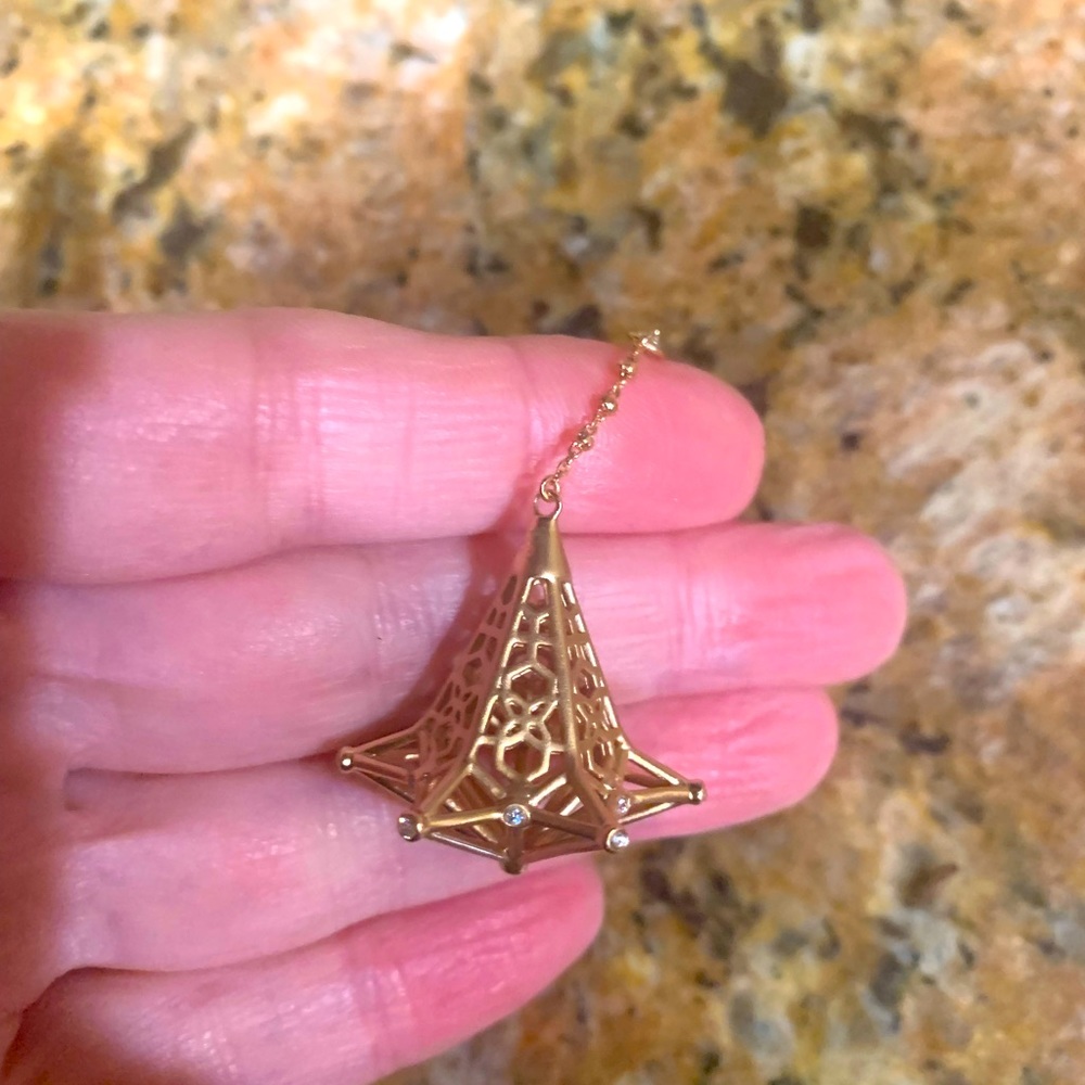 Very rare limited edition golden Kendra Scott earrings with crystals.Sold out🥰 - Picture 4 of 7